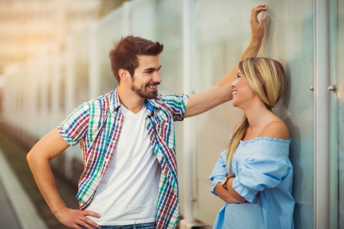 Mann und Frau lachen stehend