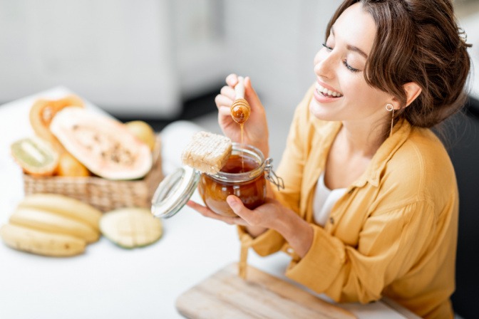 Frau beim Essen von Manuka-Honig
