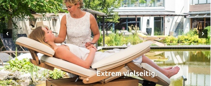 Eine Frau liegt in einem extrem vielseitigen Massagestuhl