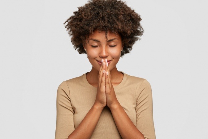Glückliche junge Frau bei Meditation gegen Angst
