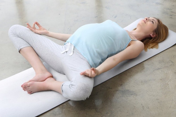 Schwangere meditiert