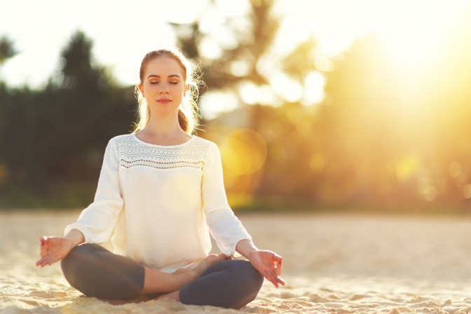 Eine Frau macht Meditation