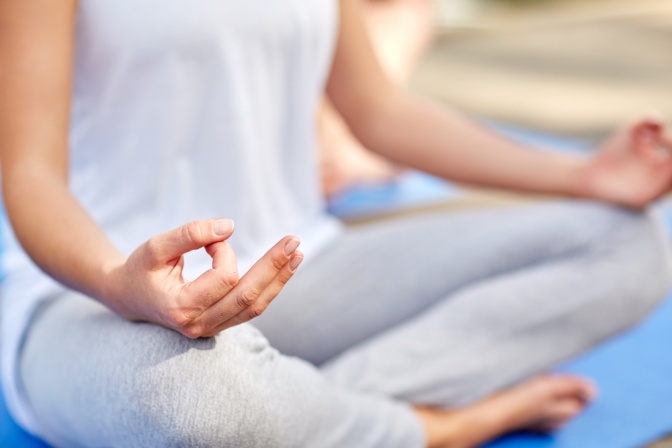 Frau in Meditationshaltung