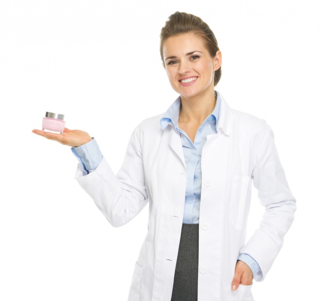 Eine Medizinerin hält Kosmetikprodukte in der Hand