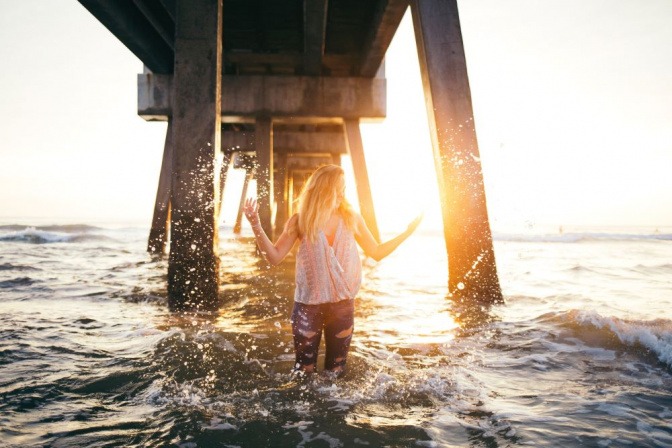 Eine Frau mit langen Haaren ist im Meer