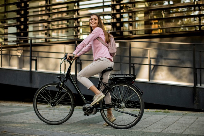 EIne Frau fährt Fahrrad