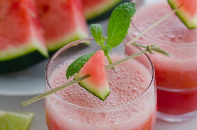 Eine Melone, eine kühlende Speise, liegt auf einem Teller