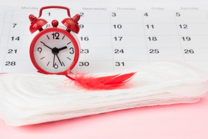 Ein Kalender mit Slipeinlage und roter Feder