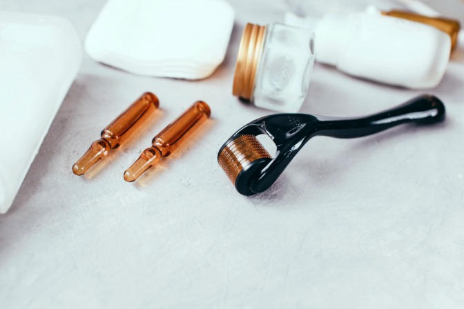 Dermaroller, Serum und weitere Hilfsmittel zum Microneedling.