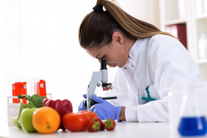 Eine Wissenschaftlerin untersucht Lebensmittel in einer Laborumgebung.
