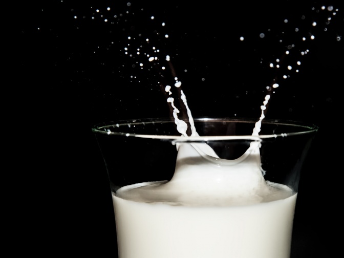 In einem Glas ist Milch