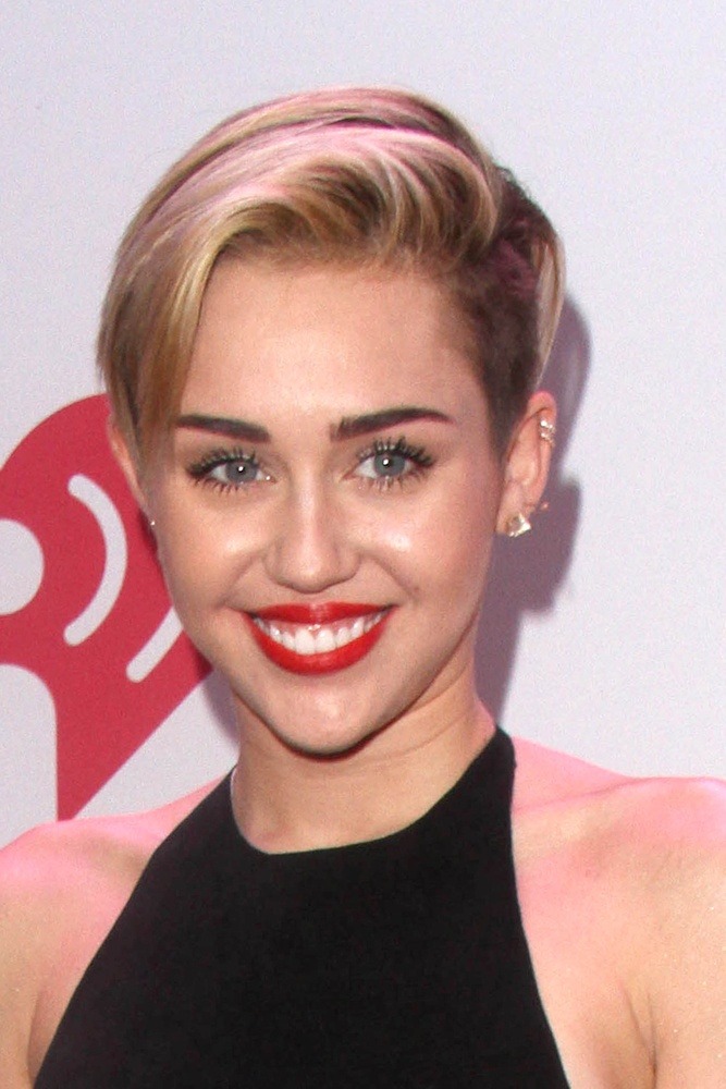 Miley Cyrus trägt eine moderne Kurzhaarfrisur mit Undercut