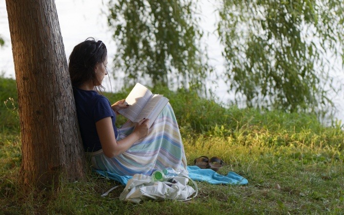 Eine Frau, die Minimalismus mag, liest in der Natur