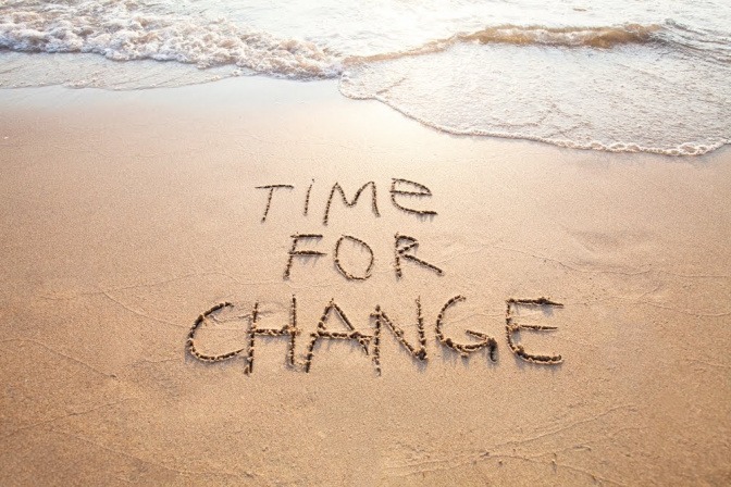 An einem Strand steht der folgende Satz im Sand geschrieben: Time for a change.
