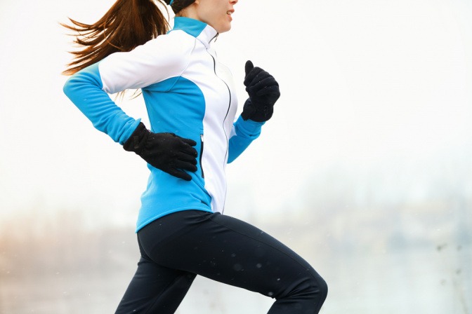 Frau beim Joggen im Winter