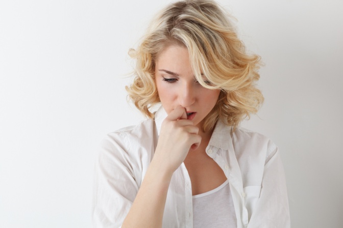Eine Frau hat mittellange Haare und Locken