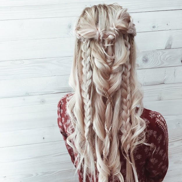 Frau mit geflochtenen blonden Haren