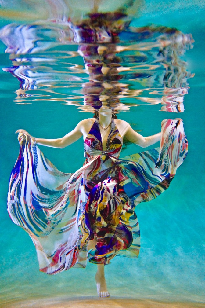 Ein Model trägt unter Wasser ein Kleid