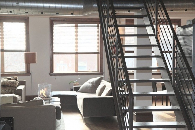 In einem Wohnzimmer befindet sich eine moderne Treppe