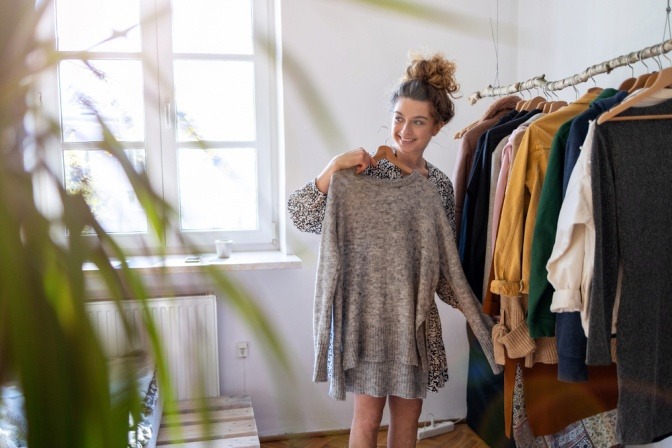 Frau sucht im Kleiderschrank Modetrends für Herbst 2021