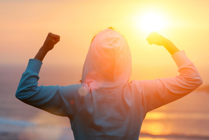 Frau beim Sport im Sonnenaufgang