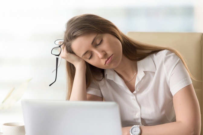 Müde Frau vor dem Computer