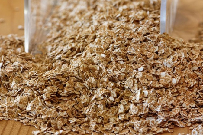 Aus einem Glasgefäß wurde Haferflocken-Müsli ausgekippt