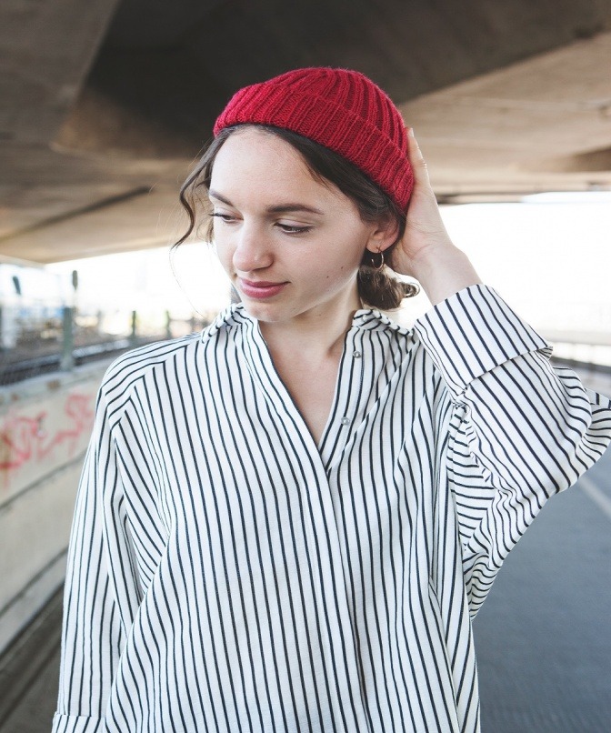 Frau mit roter Haube und Dut