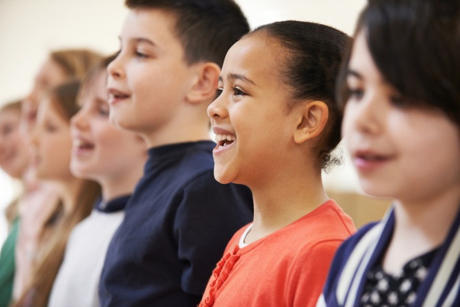 Schulkinder singen gemeinsam 