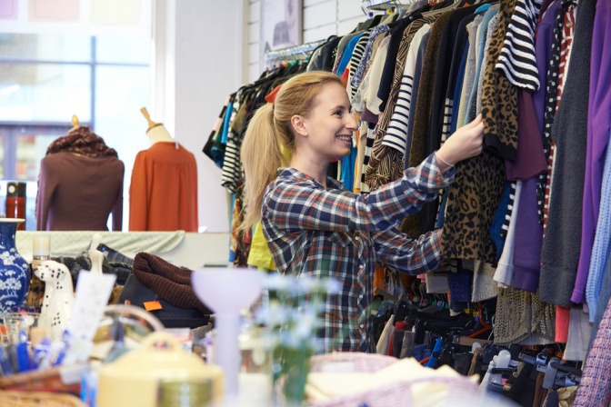 Frau in einem Secondhand-Laden.