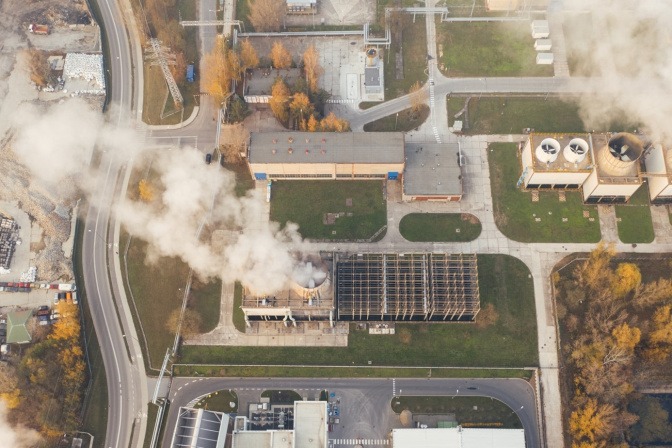 Fabriksgebäude mit Rauch 