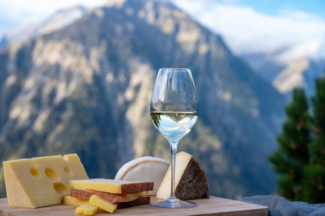 Frischer Käse und Wein aus den Alpen.