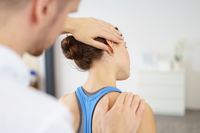 Frau bei einer physiotherapeutischen Behandlung