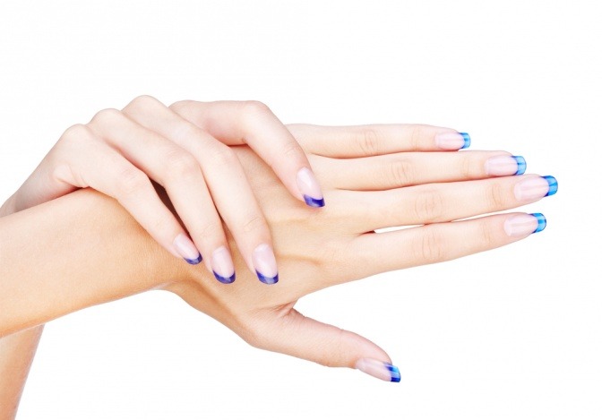 Fingernägel sind mit einem Naturton gefärbt und an der Spitze bunt