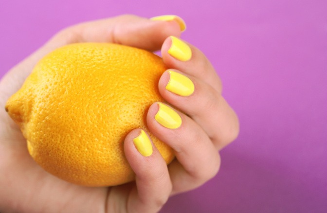 Gelbe Fingernägel als Nagellack-Trend 2025