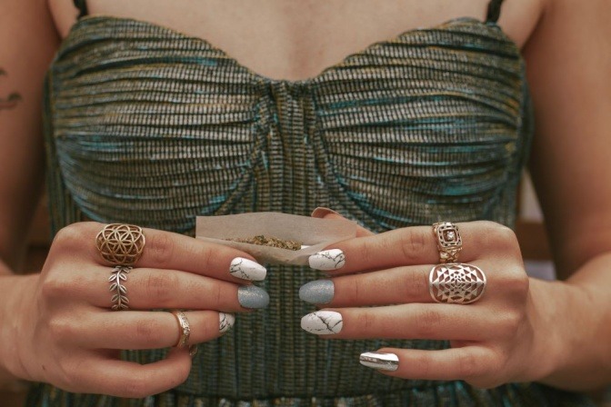 Eine Frau hat an ihren Fingern verschiedene Farben von Nagellack