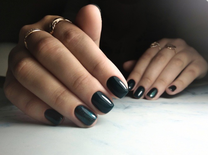 Nägel im Nagellacktrend für Winter 2021/2022 Tannengrün