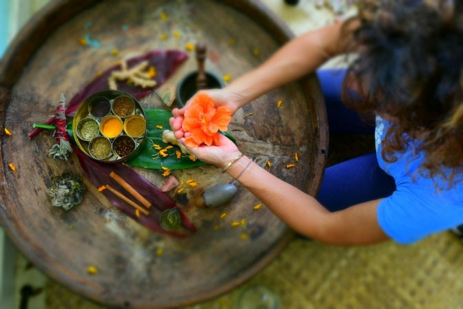 Eine Frau hat Ayurveda Zutaten für natürliche Schönheit