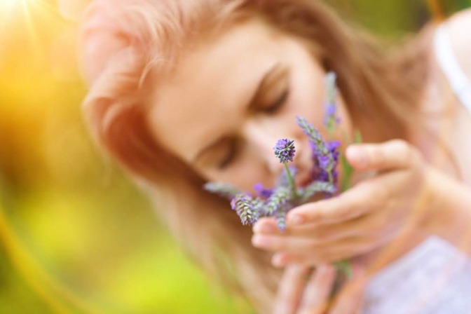 Eine Frau riecht an Lavendel