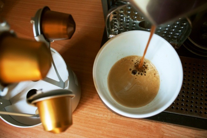 Nespresso Kapseln sind neben einer Kaffee-Maschine