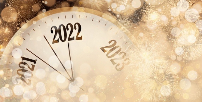 Eine Uhr zeigt als Symbol für Neujahr 2021 und 2022