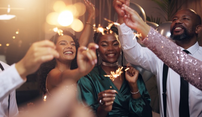 Freunde feiern zusammen den Start ins neue Jahr