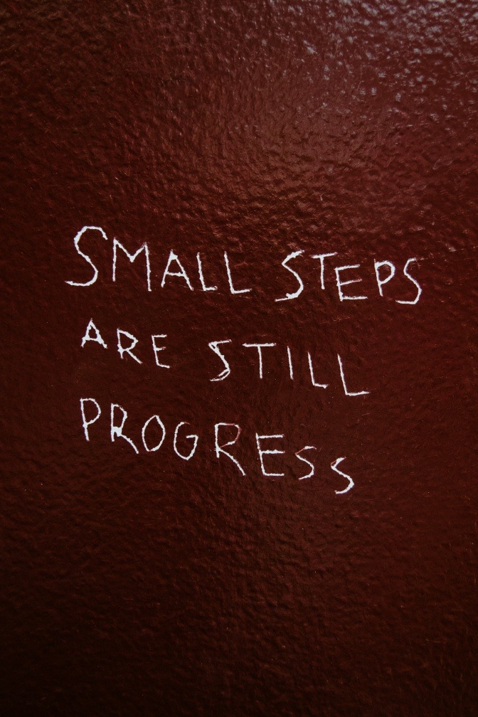 Ein Bild mit der Aufschrift: small steps are still progress.