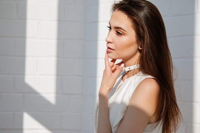 Frau mit natürlichem No-Make-up-Look