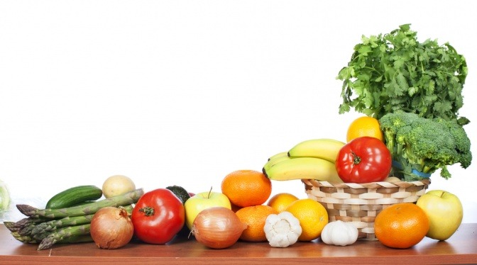 Obst und Gemüse liegt neben einem Korb