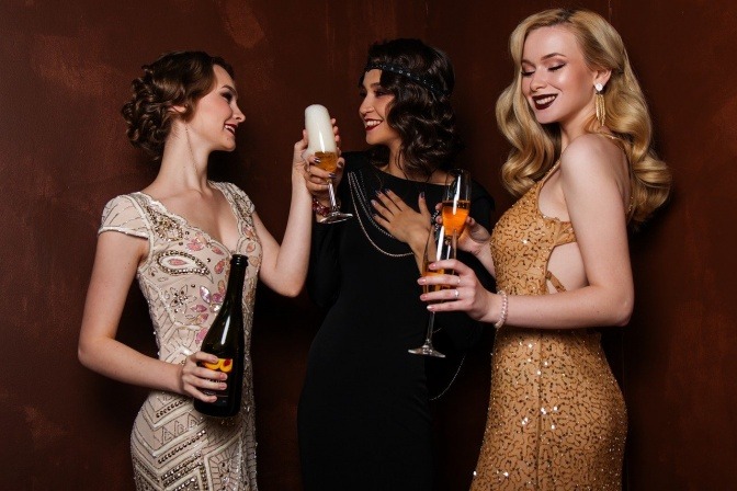 Drei Frauen mit offener Ballfrisur auf einem Fest
