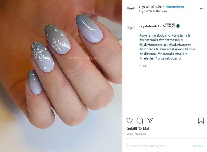 Eine Frau hat Ombre-Nails in Grau als Nageltrend 2021