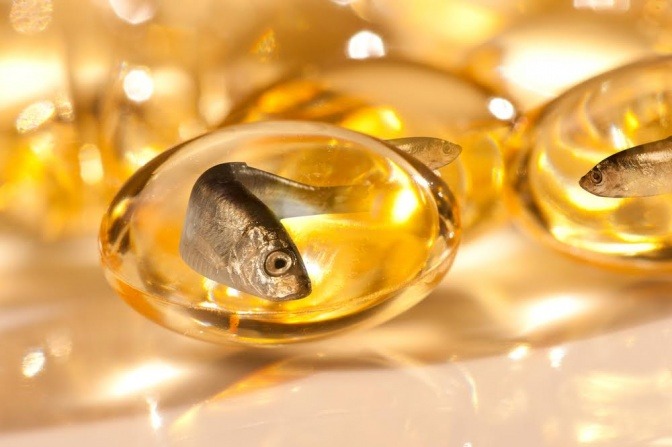 Omega-3-Kapseln mit einem Fisch im Inneren