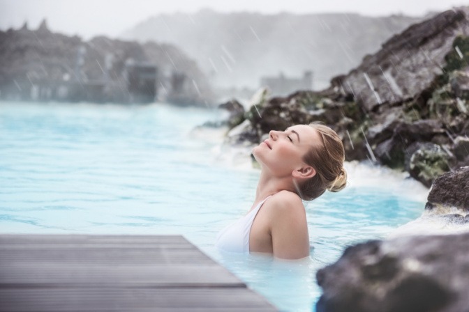 Frau genießt ihren Aufenthalt in der Therme