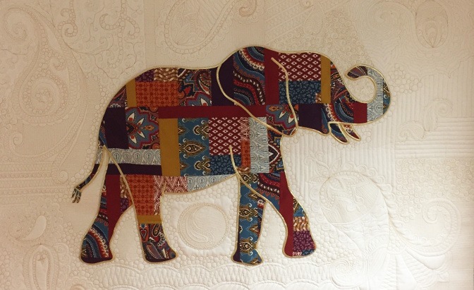 Ein Quilt (Patchwork-Decke) hat einen Elefanten als Muster